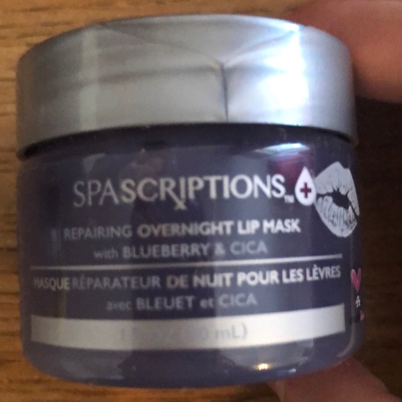 Repairing overnight lip mask - Picture 2 of 2